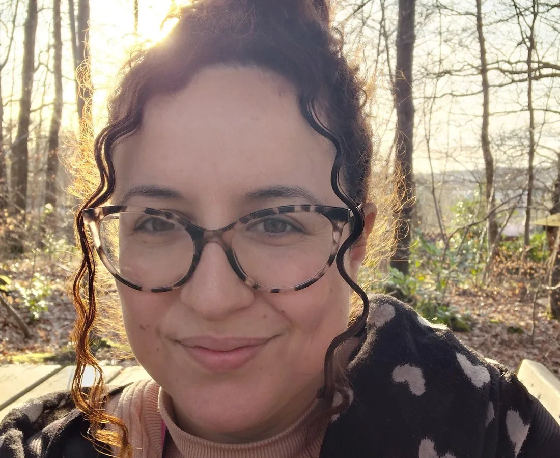 Soraya Ouadah-Farge en extérieur, dans une lumière naturelle